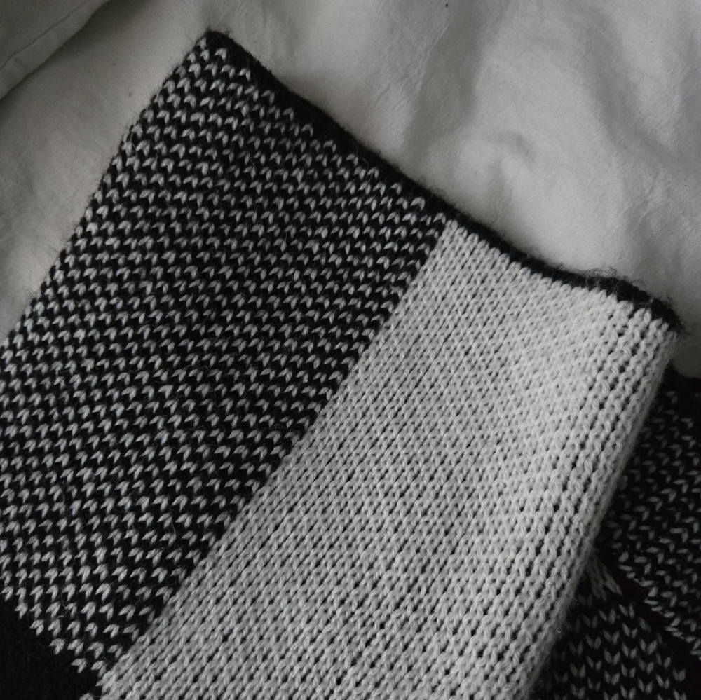 Shein Cropped Checkered Black and White Crochet Sweater Size S - Picture 5 of 6